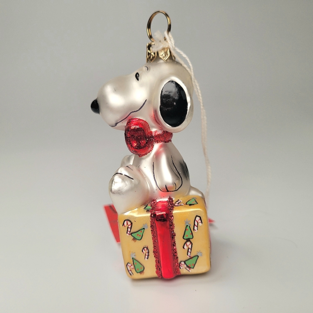 Polonaise Collection Peanuts Snoopy on Gift Ornament 3.5" Kurt S Adler - Picture 12 of 14